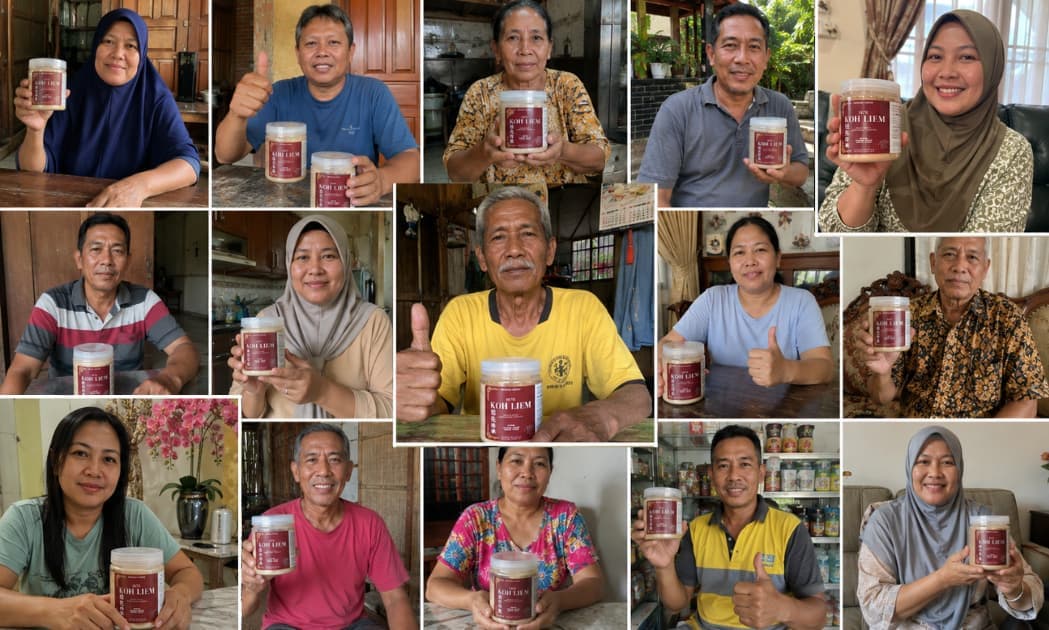 Pelanggan Koh Liem memegang produk herbal TCM